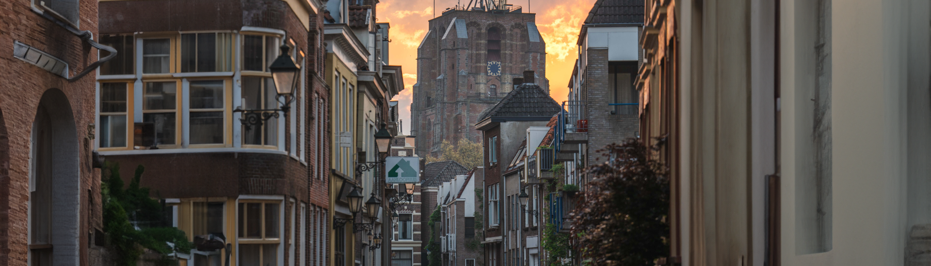 De Oldehove met zonondergang, gezien vanaf de Grote Kerkstraat